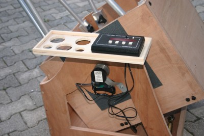 Foto 11 - La parte "elettronica" con l'encoder dell'asse di altitudine e il computer della Lumicon sul vassoio portaoculari.