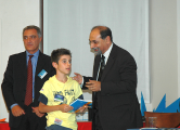 Premiazione di Matteo da parte di Umberto Guidoni